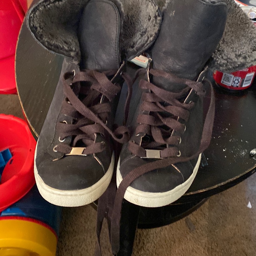 Size 9.5 Black UGG tennis shoe boots!!